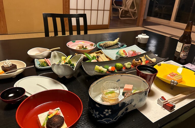 春を愛でるような色鮮やかな食事。3-4月の特選会席「春霞」。