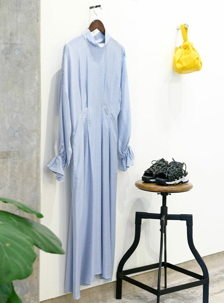 イエローを差し色に作る都会的なコーディネートで新鮮な印象に。左から：ワンピース 575ドル、サンダル 395ドル、バッグ 275ドル。