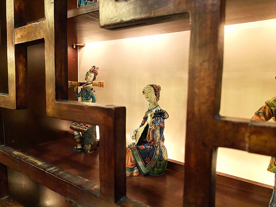 2階の店内には、アンティークの人形コレクションを収めた飾り棚が。