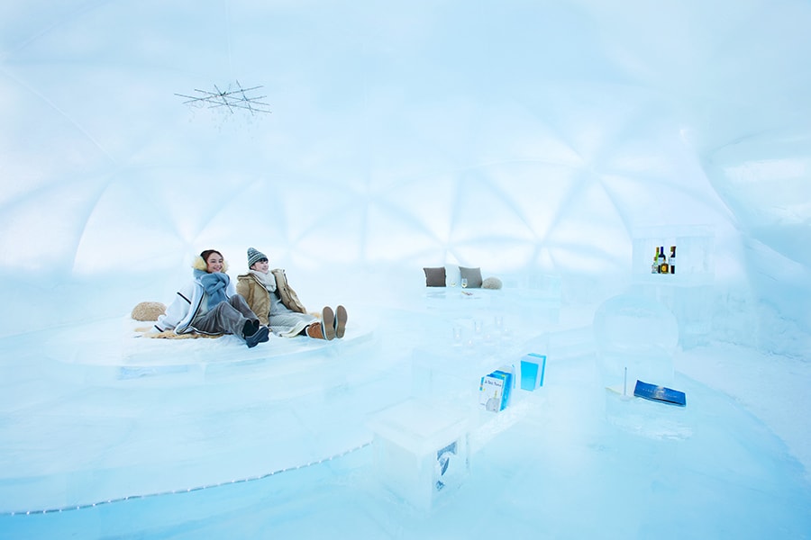 アイスヴィレッジで大人気の「氷のホテル」。天井や壁、そしてベッドもすべて氷でできている1日1組限定の部屋で、一生の思い出になるステイを。1泊・1名 2万8000円～（2024年1月20日～2月29日の期間限定）。