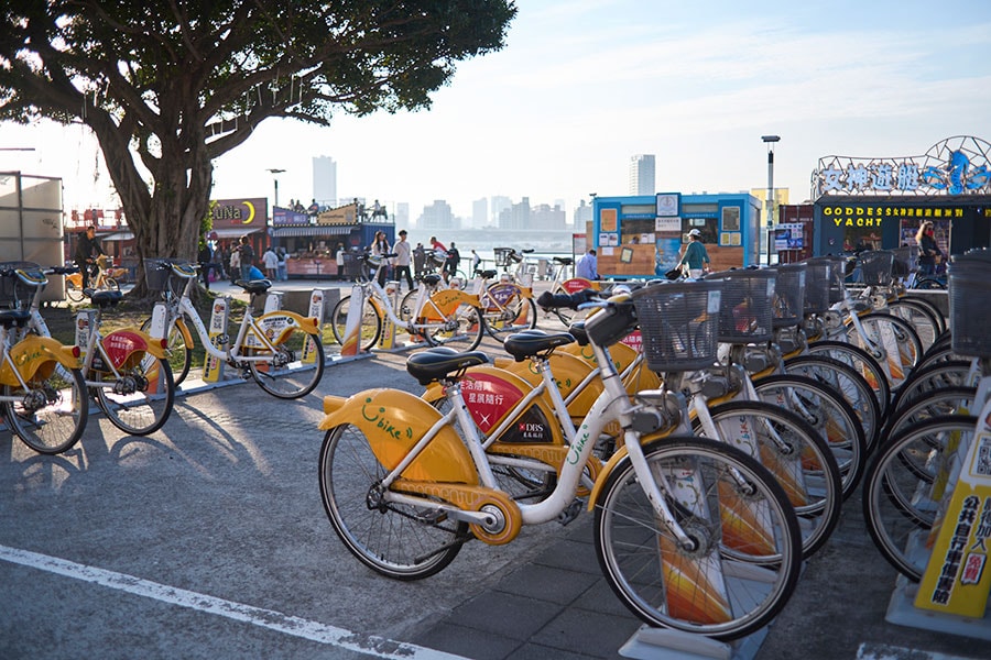 シェアサイクルサービス「YouBike」で自転車を借りることも可能。利用する際はアプリなどによる登録が必須。街中にあるステーションでどこでも返却できる。