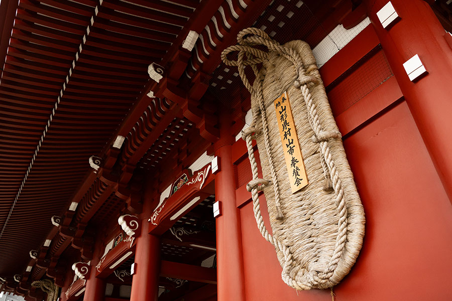 宝蔵門は江戸城からの鬼門に位置し、大わらじが厄除けの役割を担う。