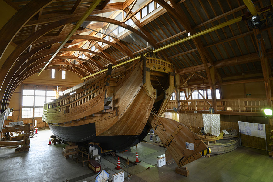 かつて廻船業で栄えた北前船を原寸大で忠実に再建した「白山丸」は圧巻！　船内も見学可能。