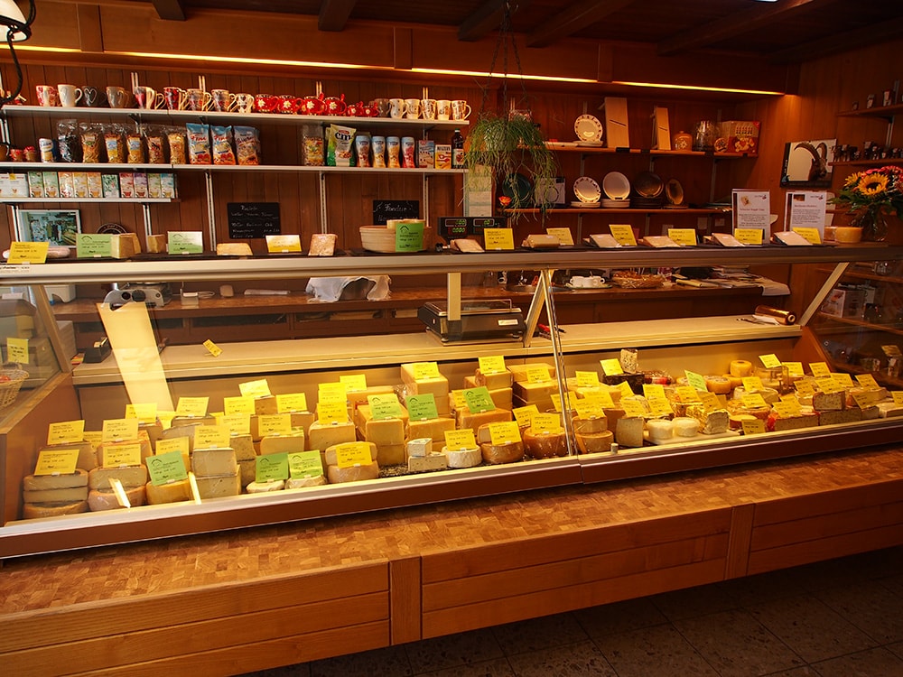 たくさんのチーズが並ぶ。緑のラベルがここで作られているオリジナルプロダクト。