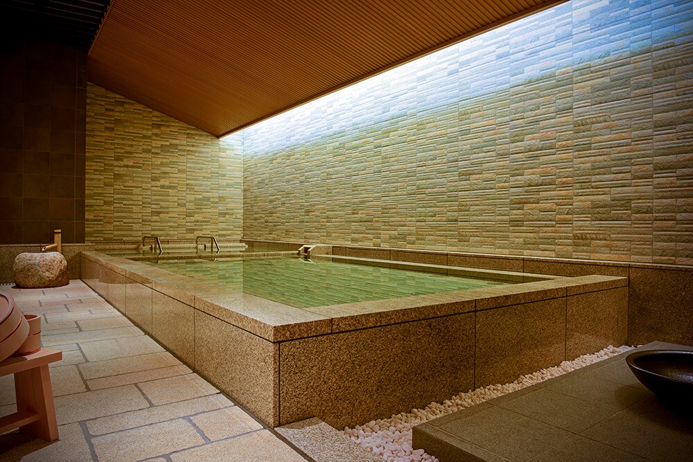館内のラグジュアリーな日本式浴場もぜひ利用したい。