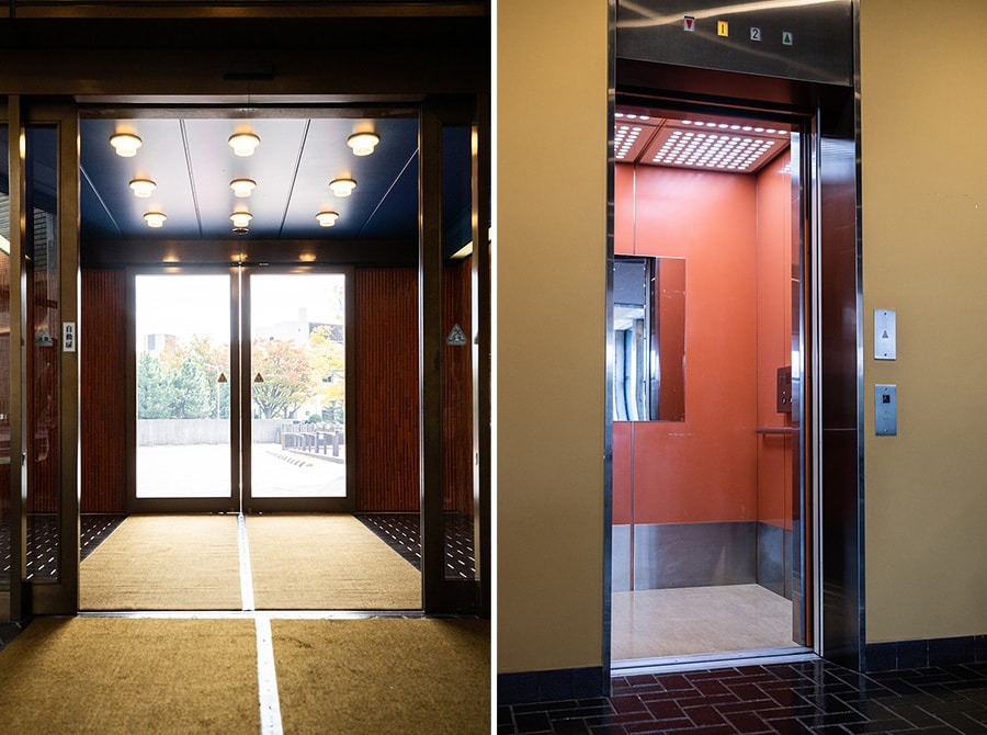 エントランス内部には竹のような形状の朱色のタイルが。エレベーター内部の壁は茜色。色遣いのセンスや形の異なるタイルを見つけるのも前川建築の楽しみ方。