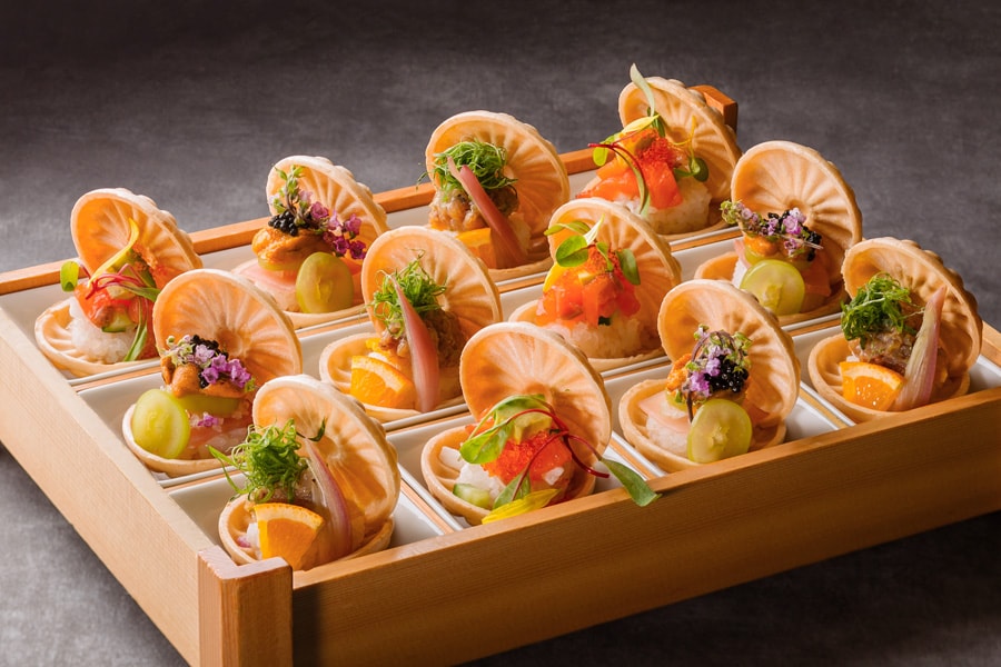 グランドメルキュールのビュッフェレストランでは、各地の海鮮やフルーツなどを取り入れた「もなか寿司」を提供（札幌大通公園を除く）。