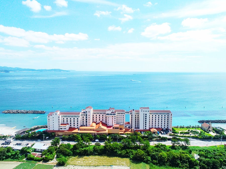 ホテルの目の前には鳴門海峡が広がり、淡路島も一望できる。