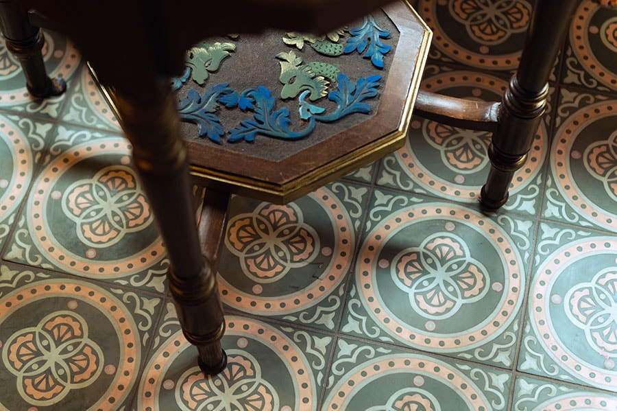床はベトナムのメーカーに発注した特製タイル。オリエンタルな柄が異国情緒感を一層引き立てます。