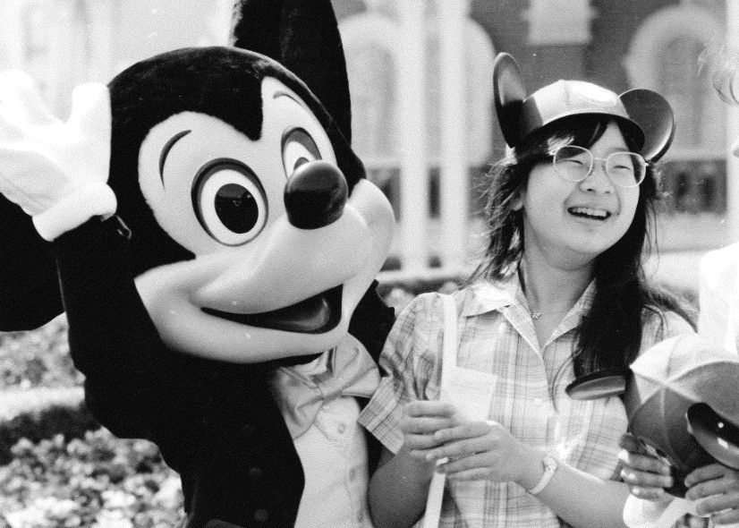 1986年6月、東京ディズニーランドを訪れ、ミッキーマウスの歓迎に喜ばれる紀宮さま（当時）　©共同通信社