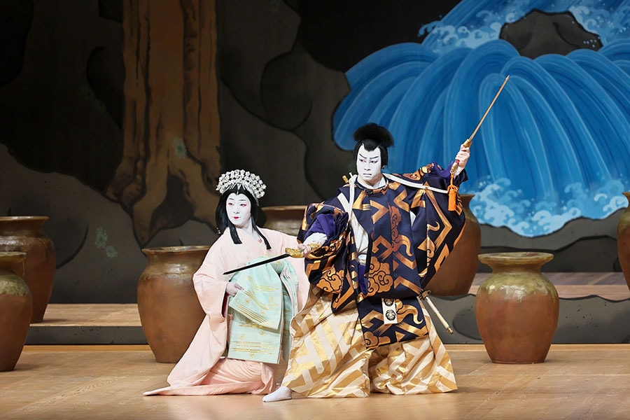 左から稲田姫（中村鶴松）、素戔嗚尊（虎之介） 舞台写真提供：国立劇場。
