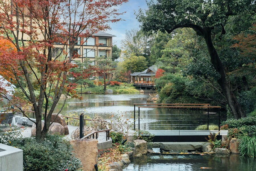 「フォーシーズンズホテル京都」が誇る、800年の歴史ある日本庭園「積翠園」。