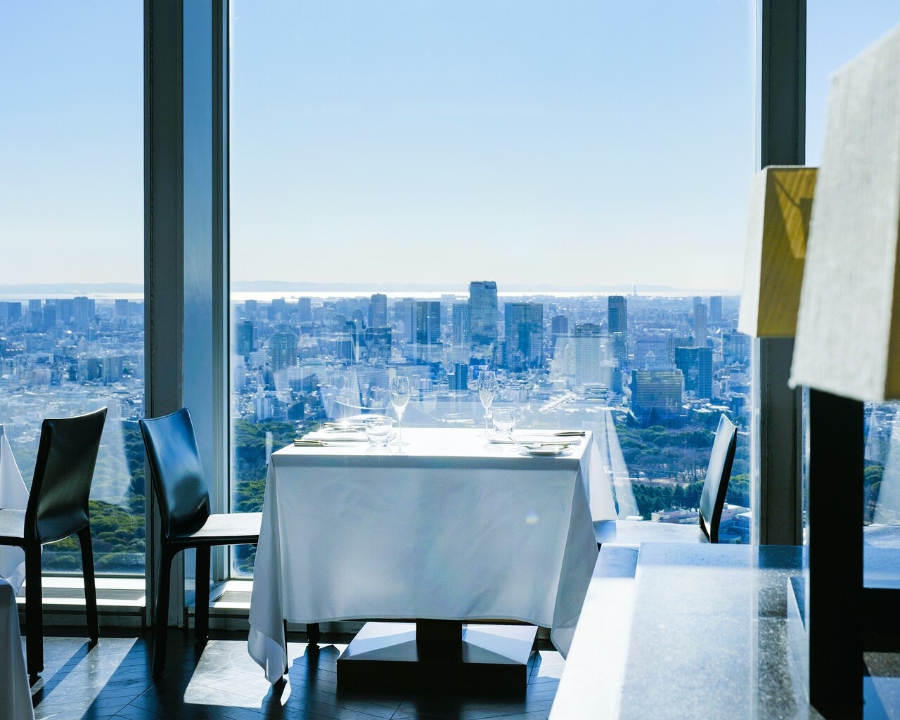 窓辺のテーブルは、気分爽快な東京のパノラマビューを楽しむ特等席。ベン ウィーラー料理長による新作メニューを、銘醸ワインとともに堪能したい。