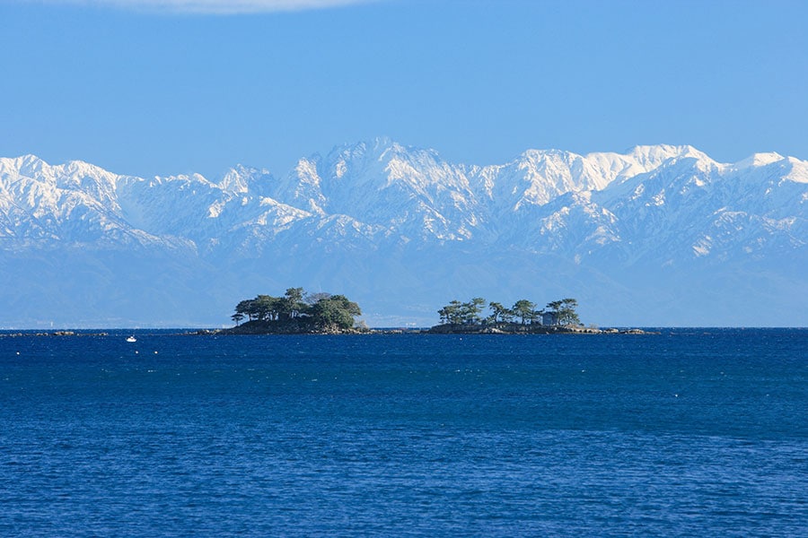 氷見から望む海越しの立山連峰。（公社）とやま観光推進機構