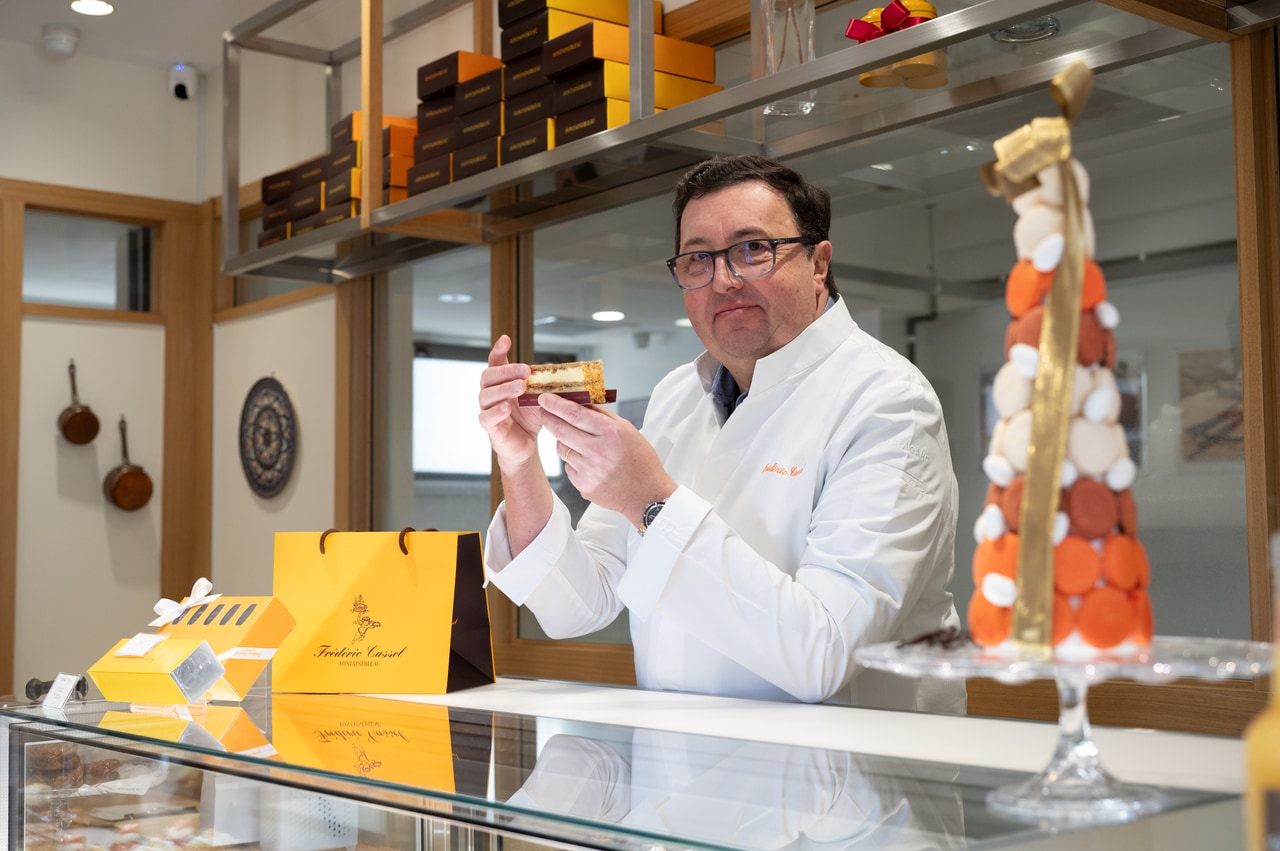 フレデリック・カッセル氏。ブランドのスペシャリテである「ミルフィーユ・ヴァニーユ」（1,188円）を手に。