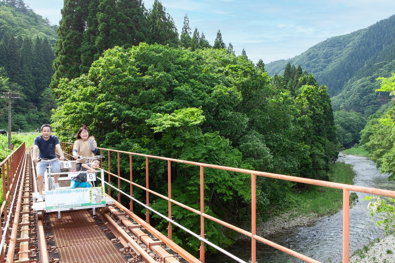 小坂鉱山の物資輸送を目的に、多くの製品や鉱石、旅客などを運んできた「小坂鉄道」の廃線を利用。