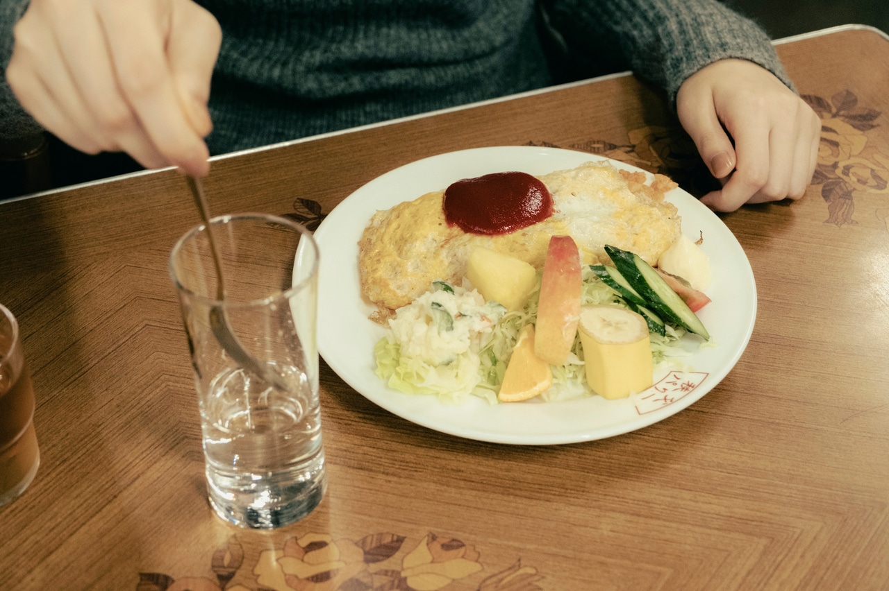 幅広いメニューが、訪れる人々のお腹を満たします。菊池さんはパリー食堂の人気メニュー、オムライスをオーダー。