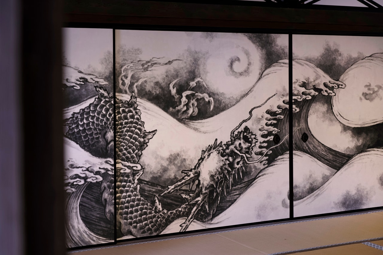 岩間を潜り抜ける第4の龍。