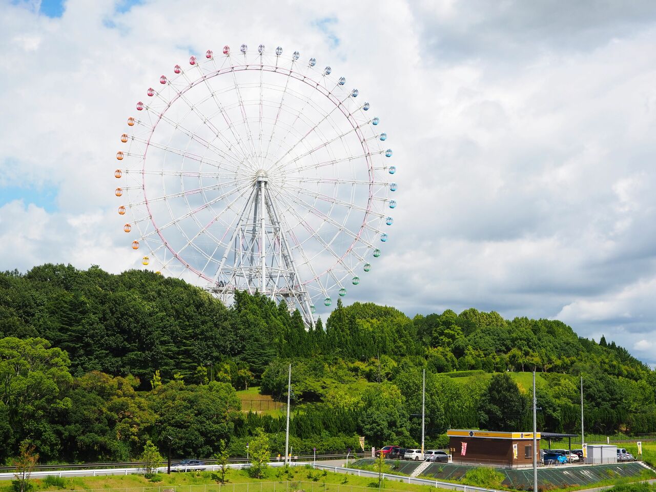 愛・地球博記念公園　愛知県長久手市。2005年、愛・地球博の際に造られた観覧車。高さ88m。万博が閉園したあと、公園として整備された2006年再オープンした。