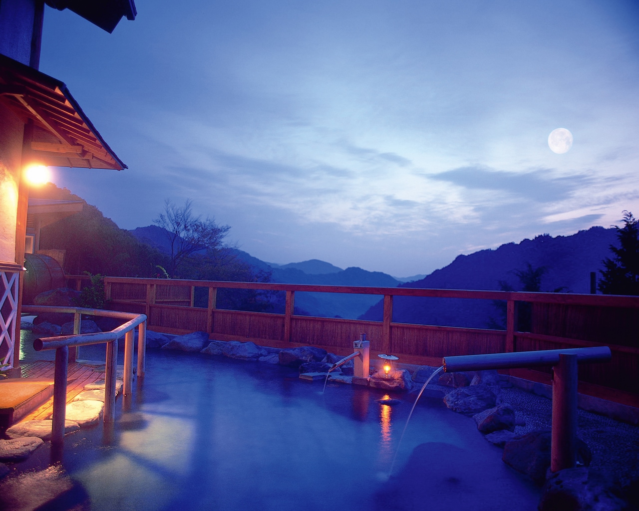 100％自家源泉。星空を眺めながらの露天風呂は格別（観音温泉）。