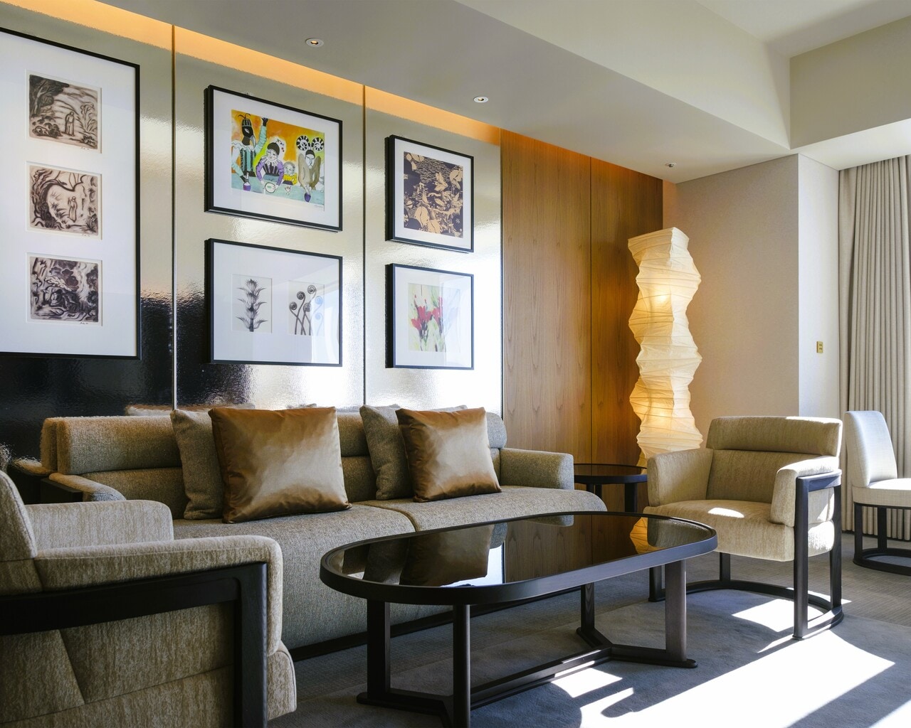 イサムノグチの和紙ランプなど、開業当時からのインテリアもリニューアル後に受け継がれました（写真は新設された「パーク スイート」）。