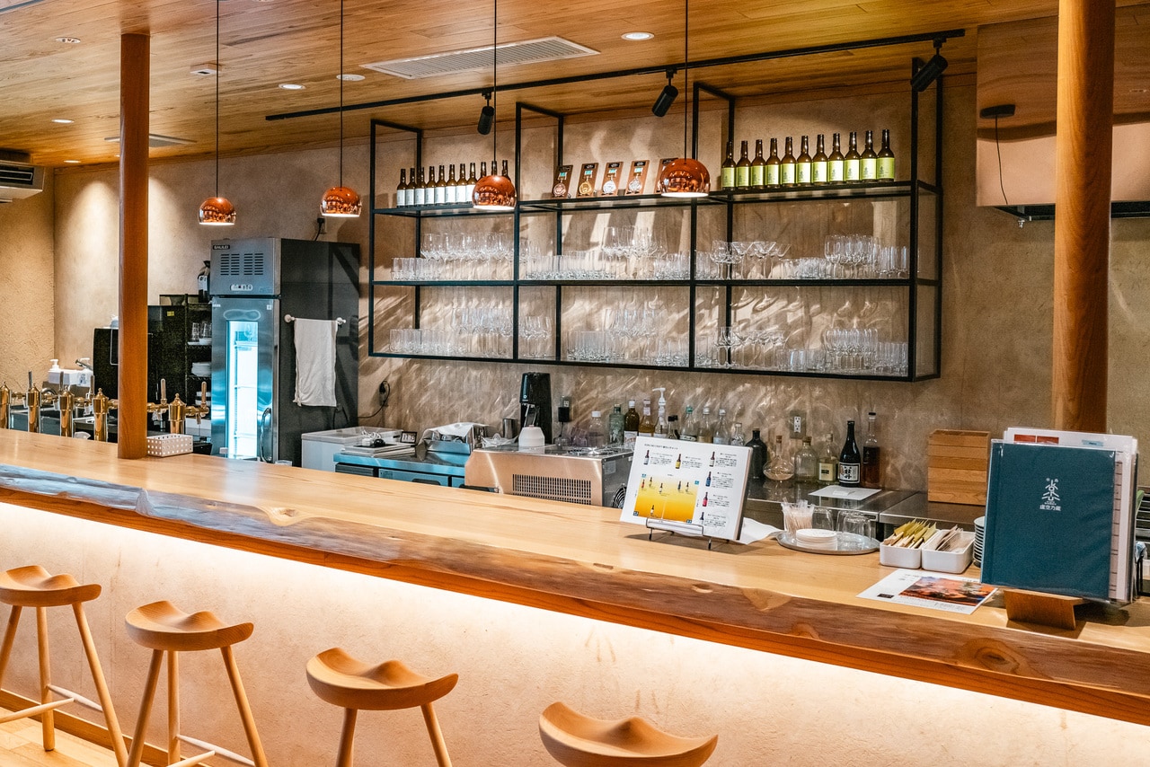 飲食スペースのある「麦の蔵」にはカウンターのほか、テーブル席も用意されている。
