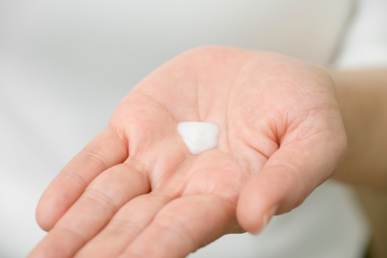 手に美容液や乳液を少量のせる。美容液の場合、3プッシュほどが目安。