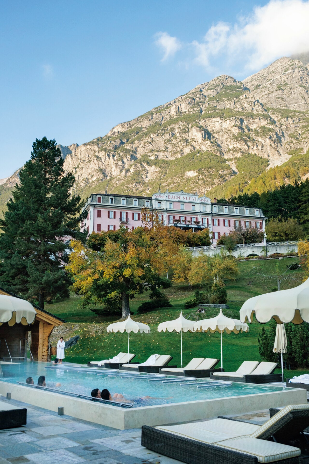 1836年創業のホテル・バーニ・ヌオーヴィと庭園内にあるスパエリア。