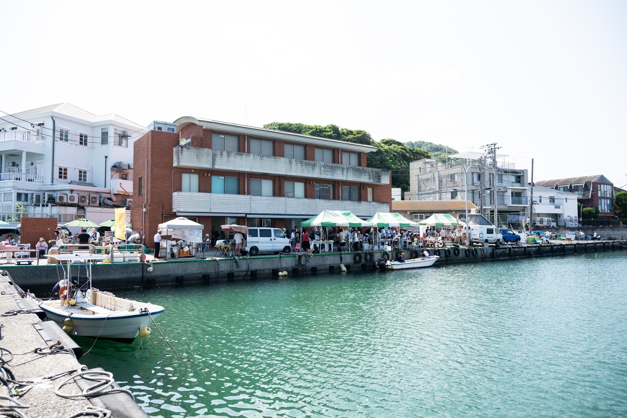 葉山朝市が開催される鐙摺(あぶずり)葉山港。