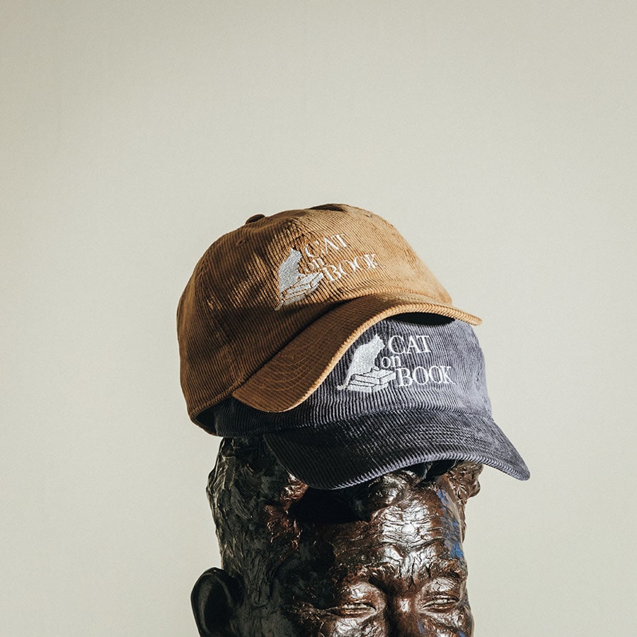 CAT ON BOOK CAP 各5,800円／greenpoint books & things