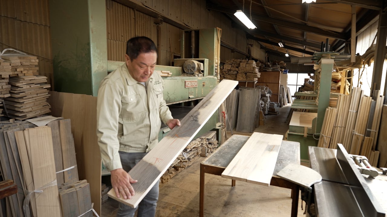 何枚もの板を継ぎ合わせ、1枚の大きな面を作る桐箪笥作りの基礎となる工程を矧ぎ加工という。