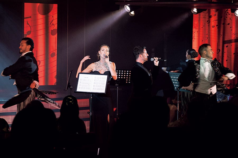 この日の「オーシャンステージ」では専属のシンガーズ＆ダンサーズによるショーを満喫。