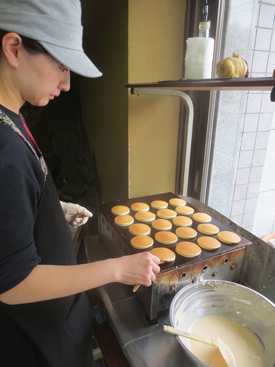 どらやきを焼く青山雅美さん。