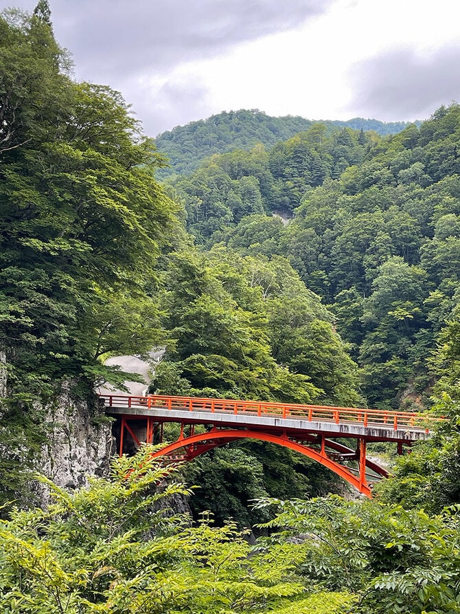 秋山郷の見事な紅葉と、秘境が育んだ文化。旅する人を魅了するアケヤマの新作アート【大地の芸術祭 2024】