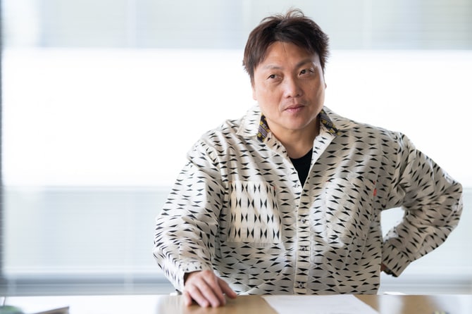 サバンナ・八木真澄さん。取材中、常に電卓を片手に計算しながら分かりやすくお金の話をしてくれました。