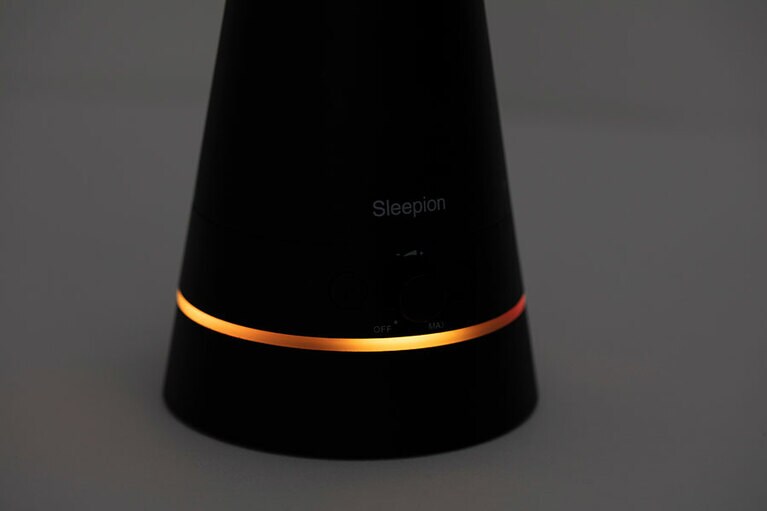 ローソクをイメージした優しい光が、本体からぼんやりと灯ることで、安心して眠りに入ることができます。