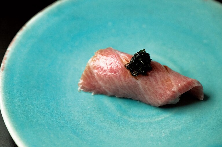 宿から見える無人島「寺島」と能登島の陶芸工房「陶房 独歩炎」が手掛ける器からインスピレーションを受けて作られた、トロのあおさ醬油がけ。独歩炎製をはじめ宿で扱う器にはすべてこだわりが。（一 能登島　石川）