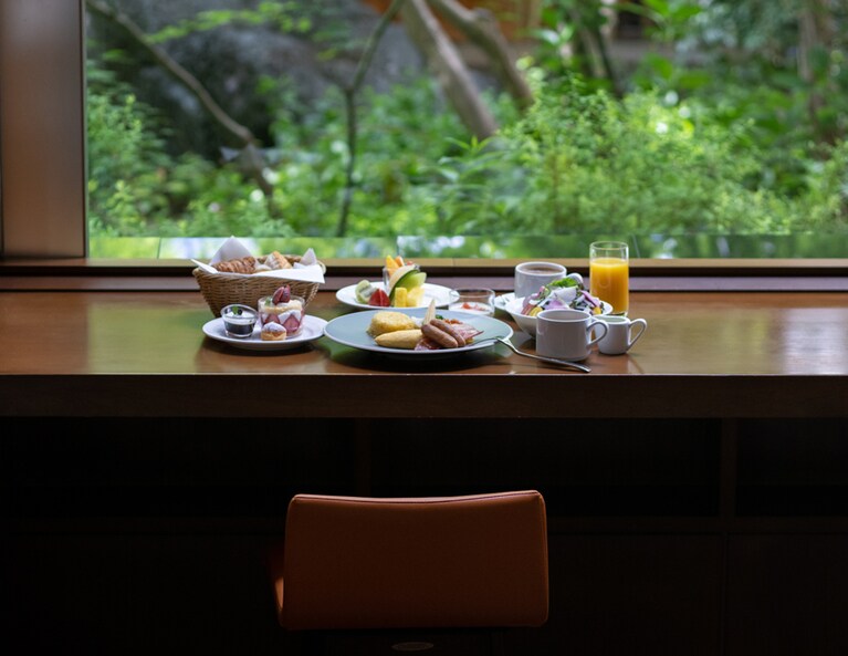 店内で焼き上げるパンなど、「中庭」を眺めながらの朝食も格別。