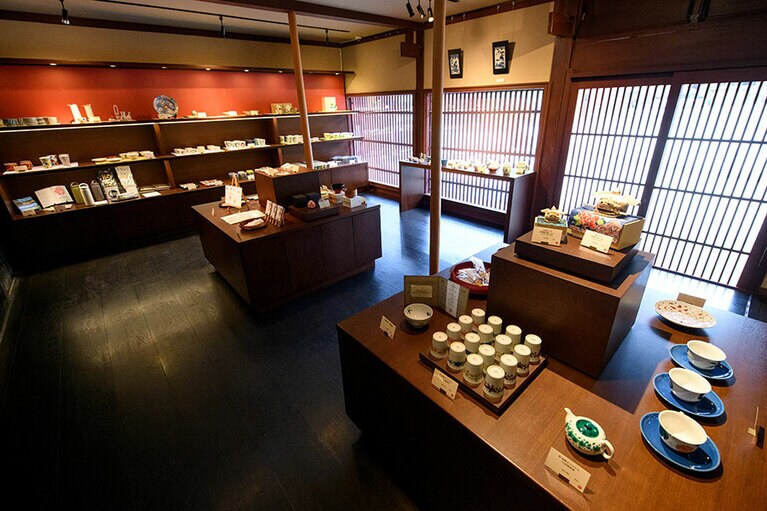 フロント脇のショップにはお土産に手頃なアイテムがいっぱい。