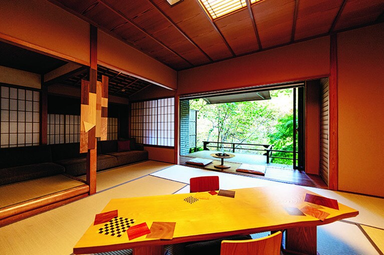 【星野リゾート 界 箱根】ご当地部屋の特別室にはせせらぎを見下ろす縁台が。Photo: Wataru Sato