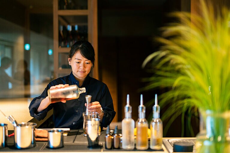 ドリンクの研究を重ねるキャシー・ジオンさん。