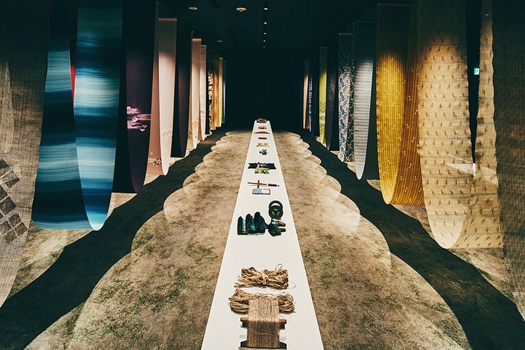 染織に使われる素材や道具なども展示されている。