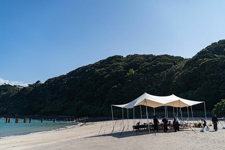 夏に開催された時の様子。青い海を目の前にして極上の料理をいただく贅沢！