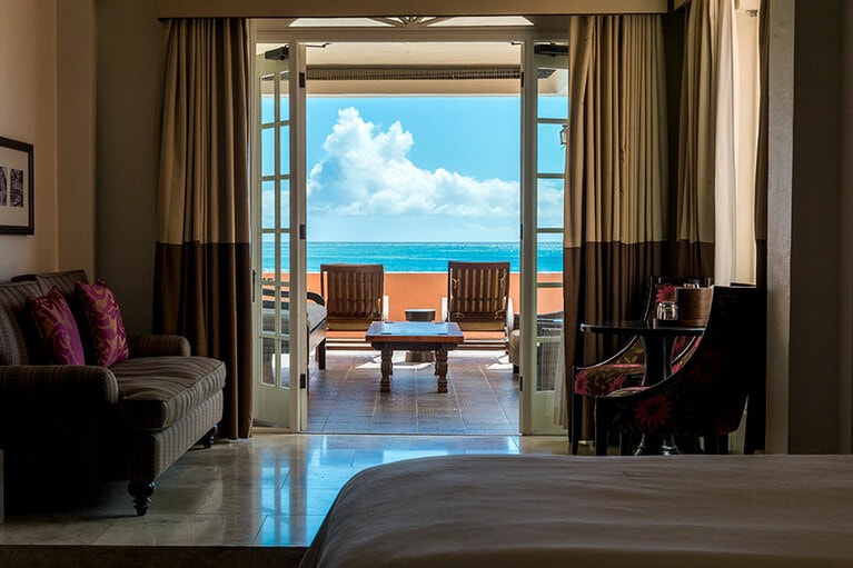 感激のビューと空間で予約困難な一室“ヒストリック・オーシャン デラックス(ラナイ付き)”。