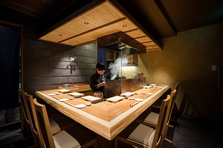 焼き場を囲むカウンターのほか、個室もある。