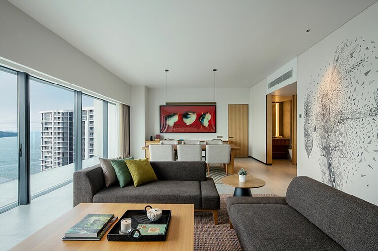 壁には地元のアーティストが描いた先住民族の戦士（の絵）が。