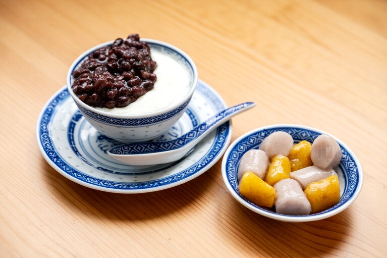 トッピング「芋圓」（右）。「小豆ションペイナイ（紅豆双皮奶）」710円（左）。