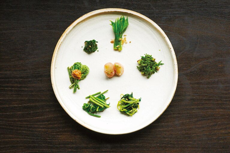 【変若水の湯つたや】地元の食材を生かした山里料理。春は採れたての山菜、秋はキノコ、冬はそれらを保存したものを使用。