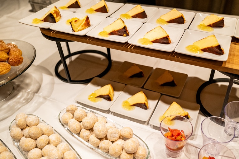 バスクチーズケーキをはじめ、さまざまな味わいのスイーツが登場。
