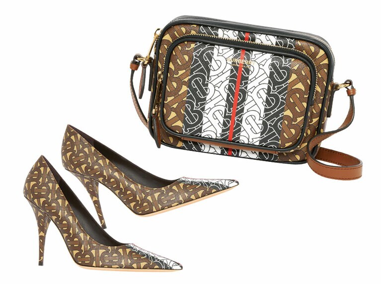 モノグラムの上に赤・白・黒のストライプをあしらったアイコニックなデザイン。左から：PUMPS 100,000円、CAMERA BAG H14.5×W19.5×D6cm 120,000円／バーバリー(バーバリー・ジャパン)